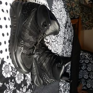 Nike flyknit sneaker boot